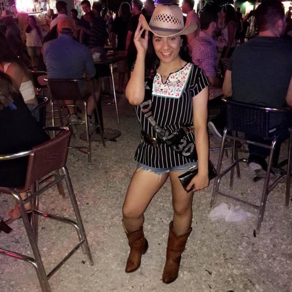 Meet your Posher, Hira